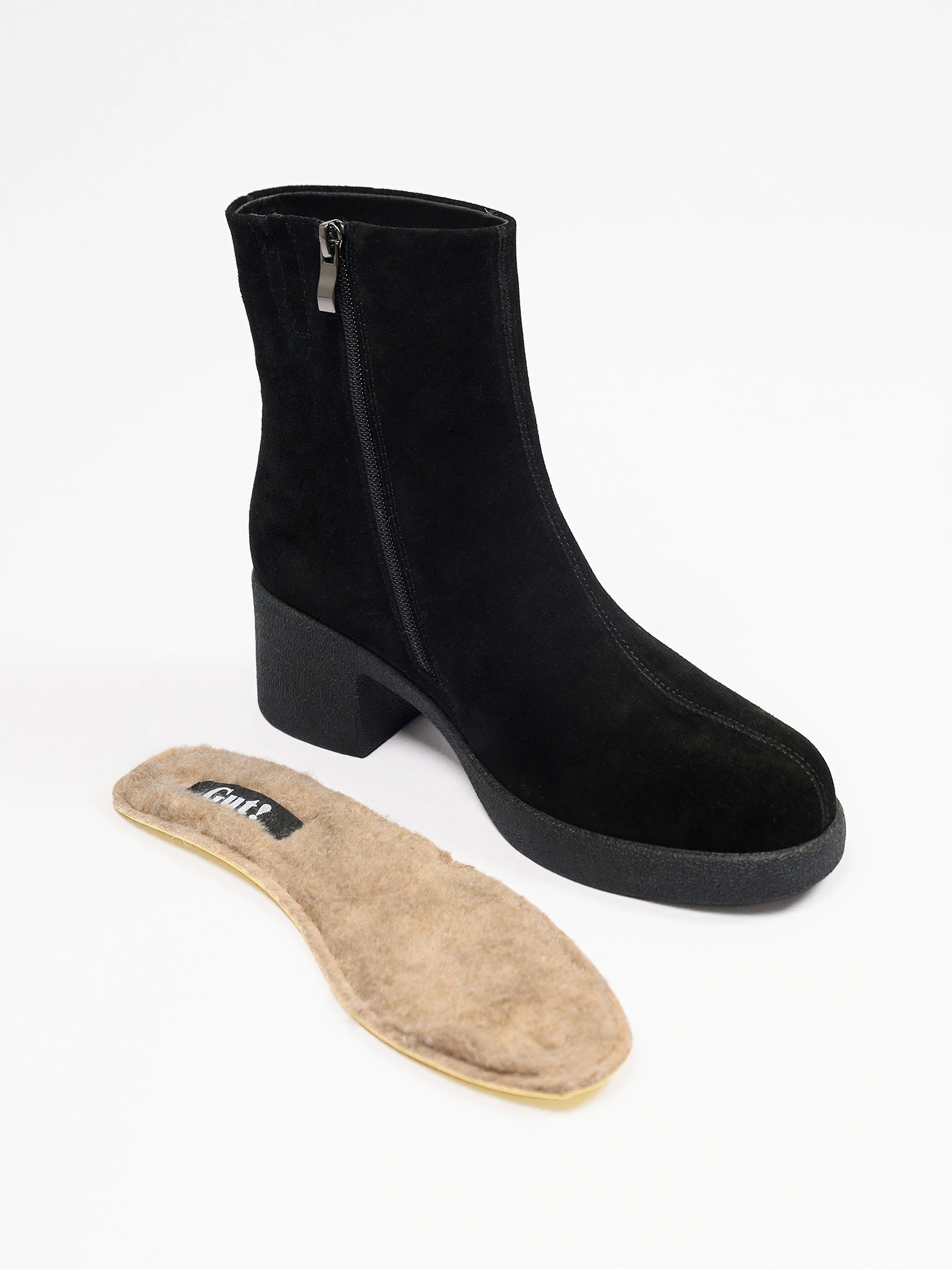 Ботильоны черного цвета из натуральной замши на широком высоком каблуке